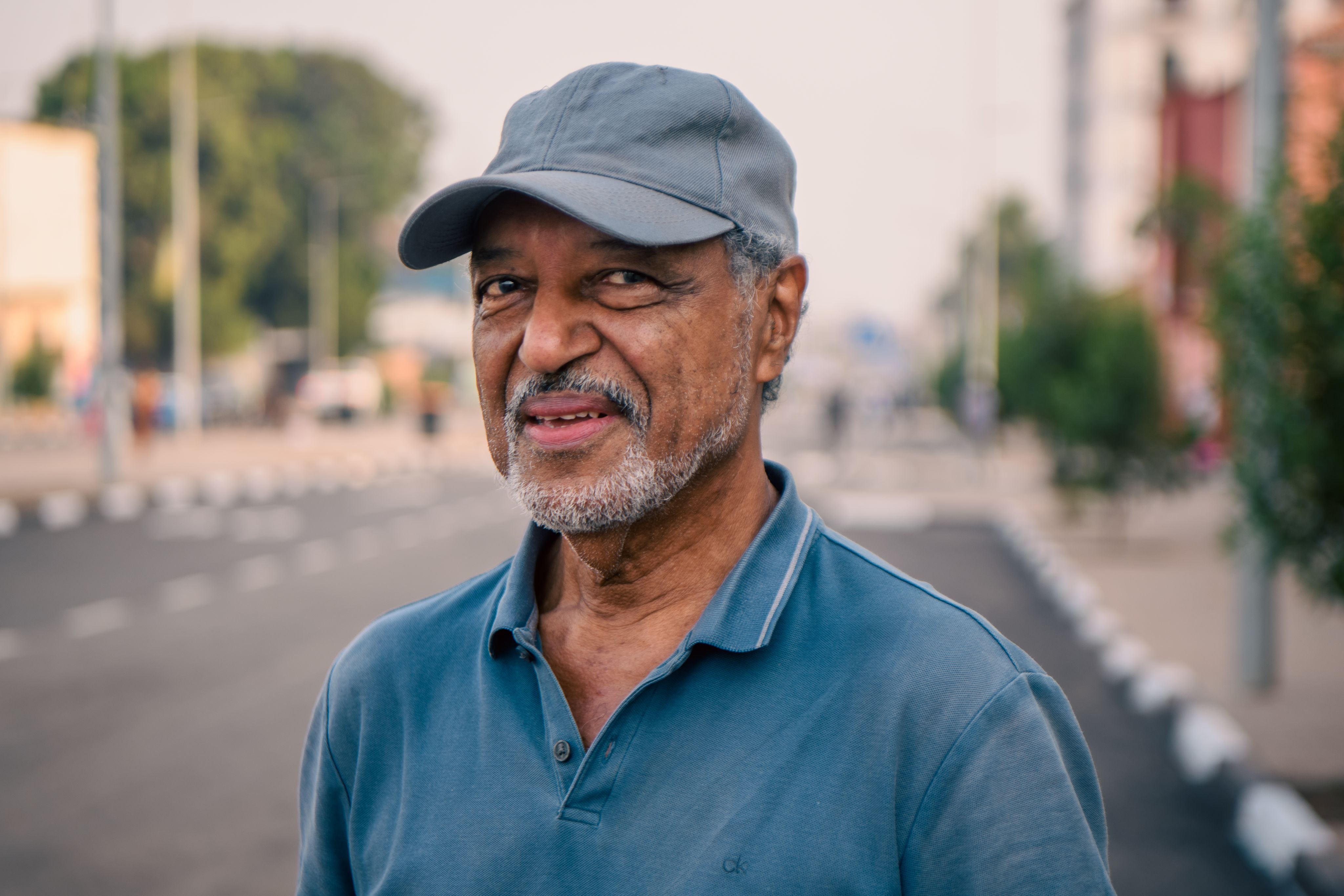 Adelino Handem na avenida Amílcar Cabral, em Bissau. 