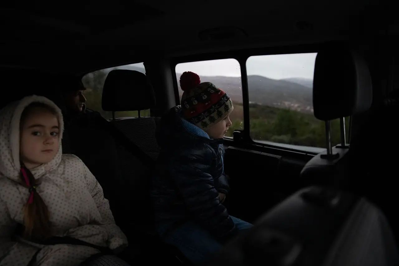 O táxi de Joselino parte da fronteira e percorre as pequenas povoações para apanhar crianças, até chegar à vila de Vinhais