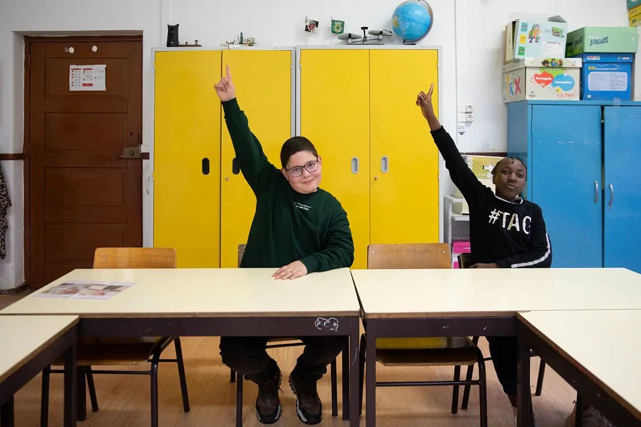 A escola primária de Ervedosa é uma exceção: tem sido mantida por insistência da Junta de Freguesia